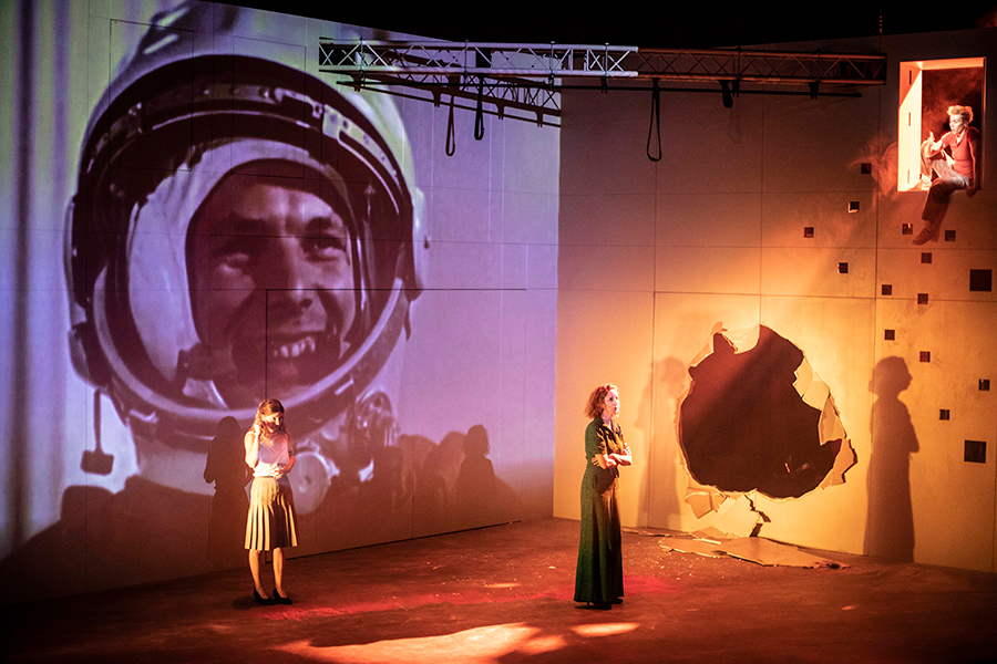 Photo du spectacle Cosmos, décrite ci-contre