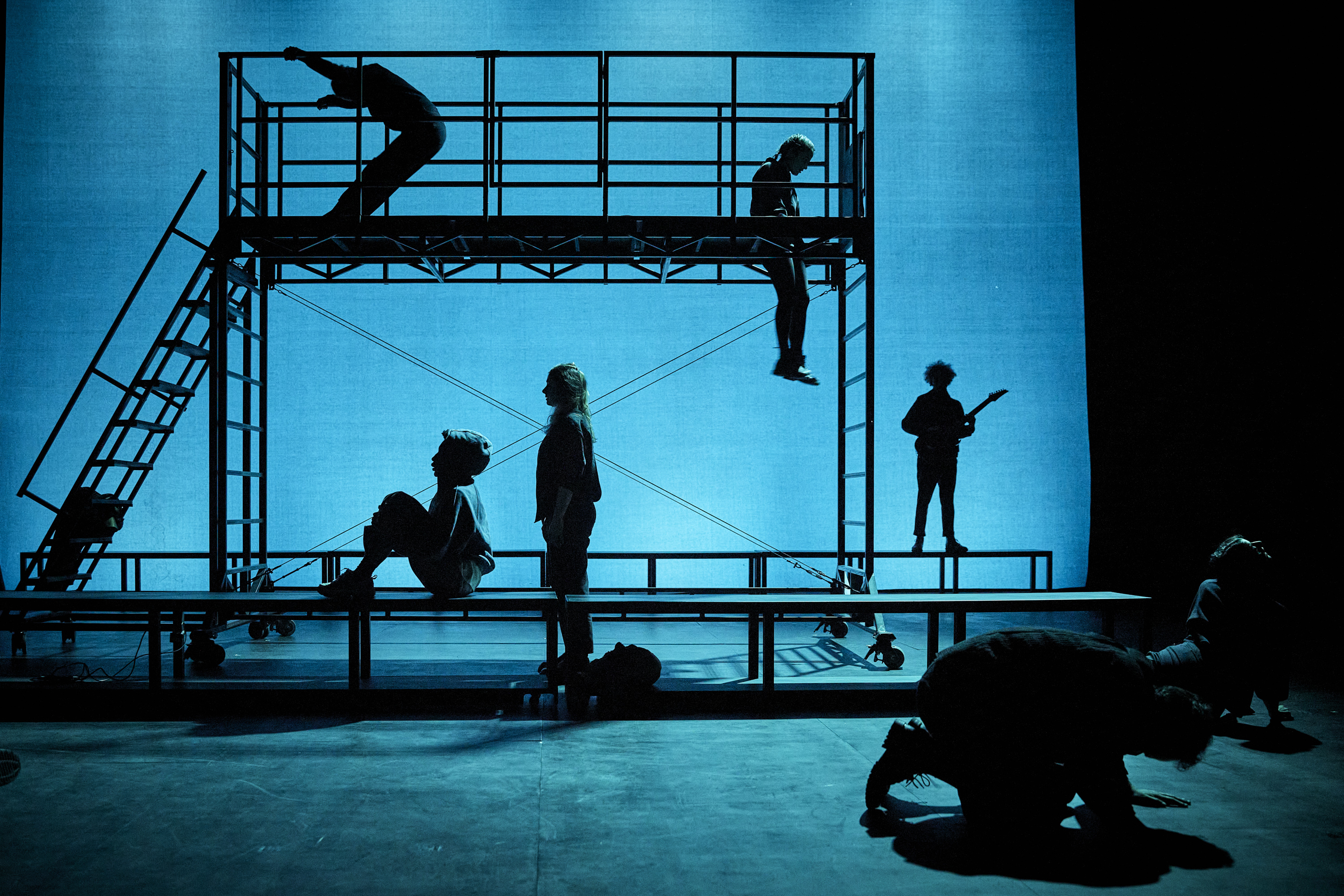 Photo du spectacle Taire, décrite ci-contre